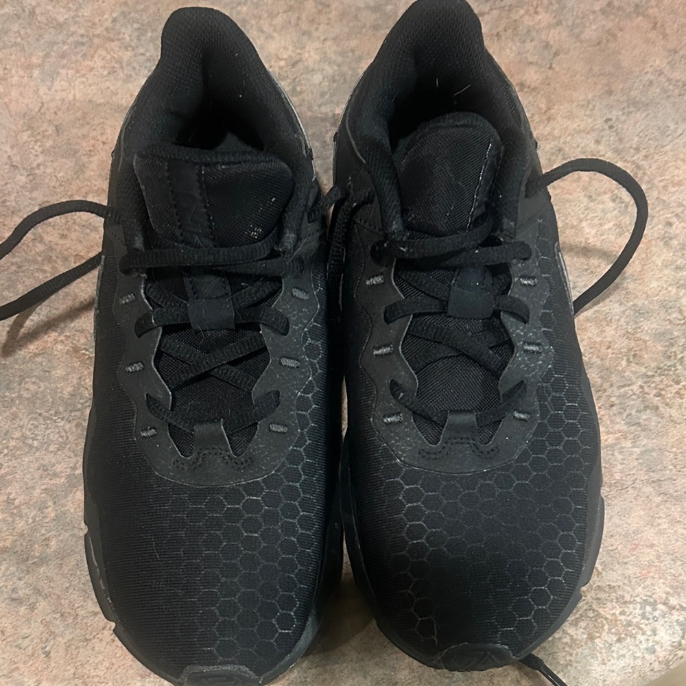 Nike Women's Black Sneakers with Hexagon Pattern